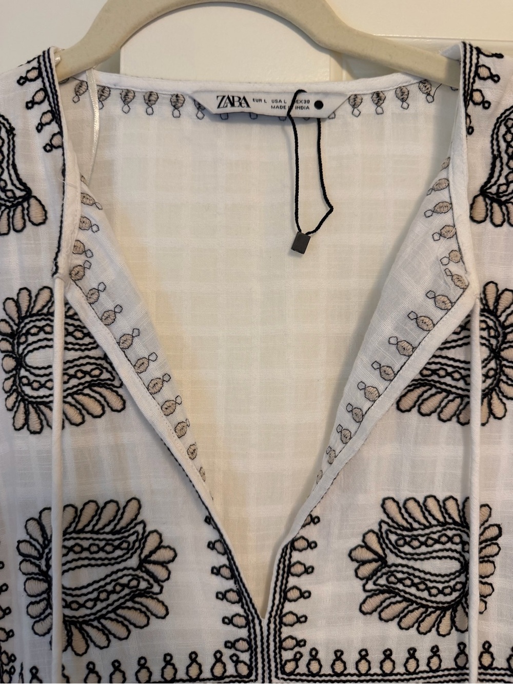 Zara White Mini Dress with Black Embroidery - Picture 3 of 6